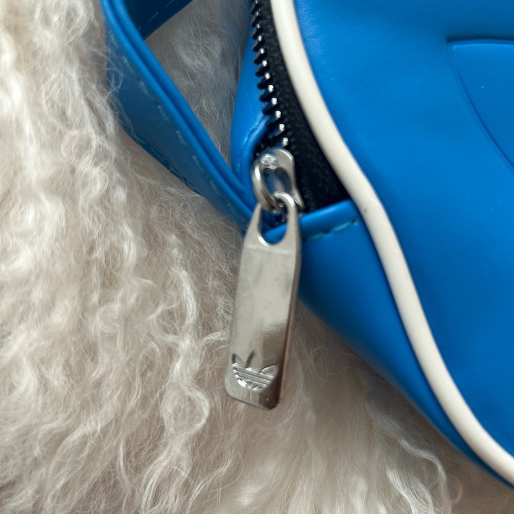 BNWT Adidas classic adicolor “leather” rare Blue Trefoil Crossbody women’s bag! - Picture 4 of 5